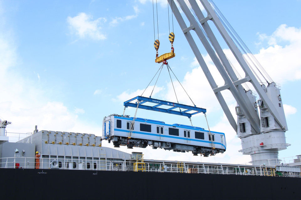 Experts and workers check the trains after they are unloaded. (Photo: VNA)