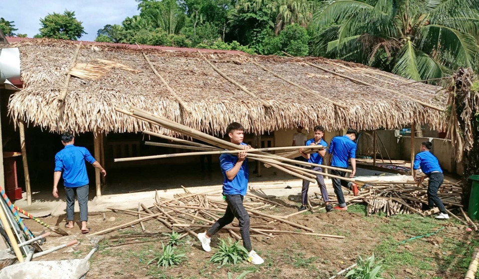 Youth Union members and youth of Quan Son district, Thanh Hoa province participate in building a kindergarten school in Son Lu town (2020). (Photo: VNA)