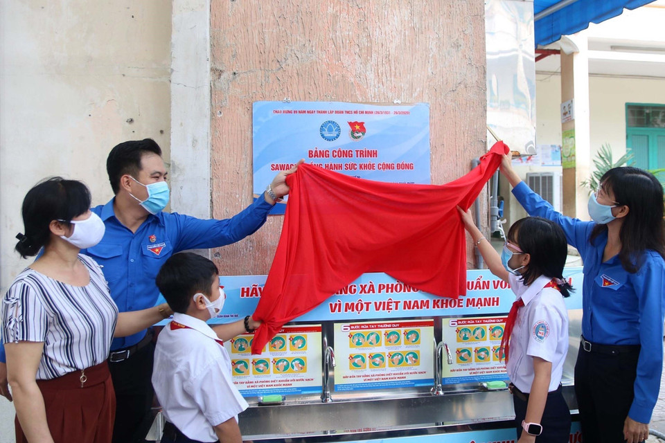 Leaders of the Ho Chi Minh City Youth Union, volunteer soldiers and the Youth Union of Saigon Water Supply Corporation inaugurate hand wash sinks at Linh Dong Primary School, Ho Chi Minh City (2020). (Photo: VNA)