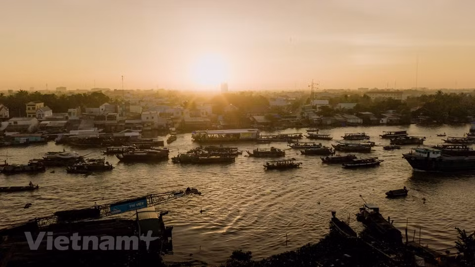 The market is the biggest of its kind in the Mekong Delta where trading on waterways has been a way of life for generations. Traders gather at Cai Rang market, about five kilometers from downtown Can Tho, to buy fresh vegetables and fruit to resell elsewhere. The name of this market has been existing for a long time, but nobody knows exactly about its origin. Legendarily, the name came from a big crocodile’s teeth which were plugged into the river’s bank. Thus, the land was called Cai Rang (means a tooth). Another theory mentioned in a book related to southern language, that Cai Rang has its origin from Khmer language – 'karan' means a moulded clay stove. Khmer people made a lot of 'karan' and sold them everywhere in this region. Since then, local people pronounced 'karan' into Cai Rang. (Photo: Minh Son/Vietnam+)