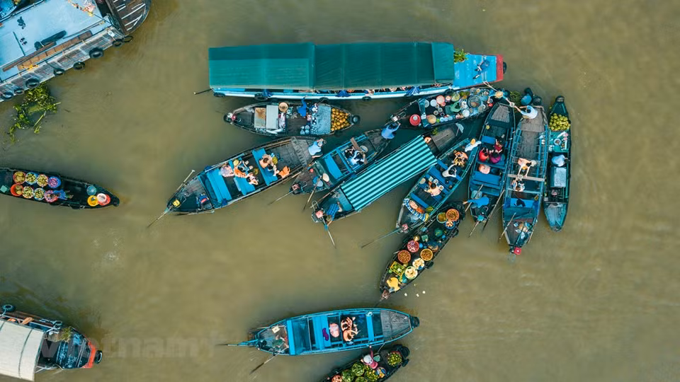 Cai Rang Floating Market began operation over 100 years ago as a place to sell agricultural products and local cuisine. It is open every day from 4am to 9am, and attracts up to 500 boats visiting the kilometre-long market during holidays and festivals. Cai Rang Floating Market does not open in lunar festive days, such as the first and second days of the first lunar month, Doan Ngo Festival (the fifth day of the fifth lunar month). The market was recognised as a national intangible cultural heritage in 2016. The floating market of Cai Rang has been chosen as one of the 10 most impressive markets in the world by UK magazine Rough Guides. (Photo: Minh Son/Vietnam+)