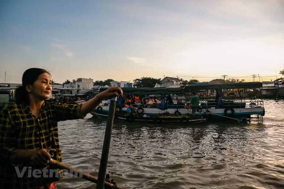 The name of this market has been existing for a long time, but its origin has not been clear. Legendarily, the name came from a big crocodile’s teeth which were plugged into the river’s bank. Thus, the land was called Cai Rang (means a tooth). Another theory mentioned in a book related to southern language, that Cai Rang has its origin from Khmer language – 'karan' means a moulded clay stove. Khmer people made a lot of 'karan' and sold them everywhere in this land. Since then, local people pronounced 'karan' into Cai Rang. The market is a fantastic tourism hotspot in the Mekong Delta. (Photo: Minh Son/Vietnam+)