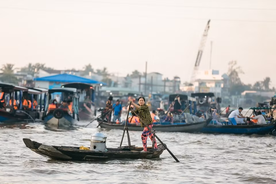 Soaking up in the bustling atmosphere of the special market, you can observe and learn about life of many families with several generations living together on boats. Some boats look like 'mobile apartment' on the river with flower pots, animals, and full interior such as TV, DVD, stereo, and even a motorcycle parked on board. Boats are not only a mean of transport but also the residence for traders’ family. All daily activities take place on boats. Cai Rang Floating Market does not open in lunar festive days, such as the first and second days of the first lunar month, Doan Ngo Festival (the fifth day of the fifth lunar month). (Photo: Minh Son/Vietnam+)