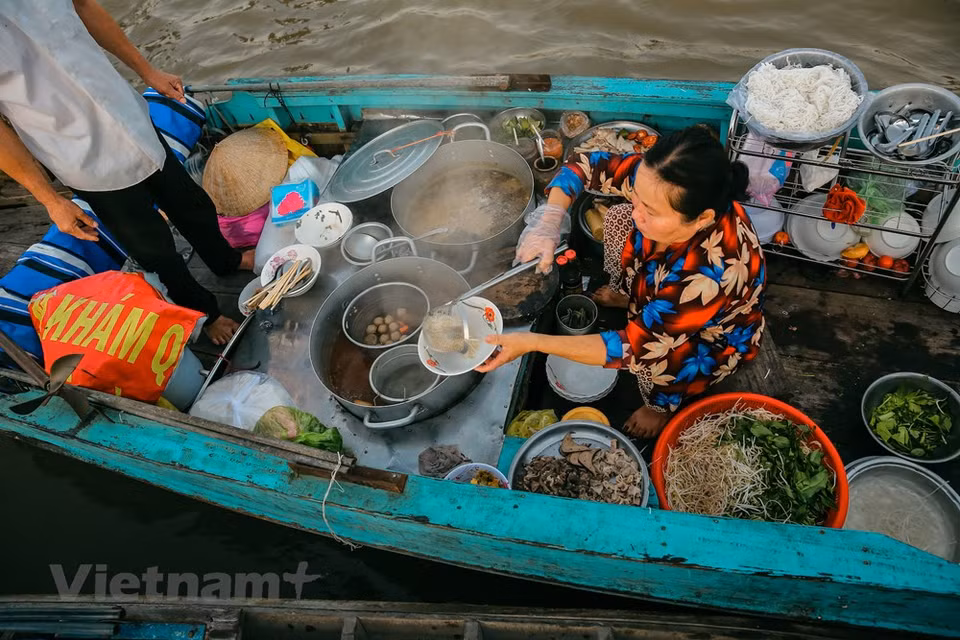 In 2016, Cai Rang Floating Market was recognized as a national intangible cultural heritage. The market was also elected as one of the most impressive markets in the world by UK’s Rough Guide. Once you visit Mekong, floating market is a kind of things should not miss in your travel plan. 'Visiting the floating market in Cai Rang is a must-do activity when in Mekong Delta. A huge spread of produce is on sale from a fleet of brightly coloured boats. Most traders advertise their wares from the top of a long pole attached to their vessel,' UK magazine Rough Guides stated. (Photo: Minh Son/Vietnam+)