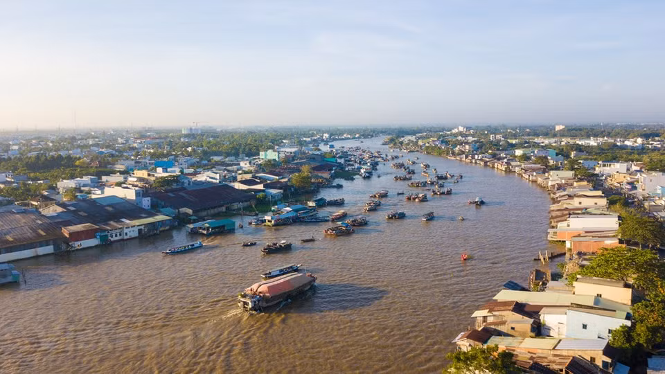 The market opens every day from dawn to about 8 to 9 am. Small boats serving as floating convenient stores and restaurants for locals and visitors create a lovely feature of the market. Cai Rang Floating Market is located on Cai Rang River, about 6km from the heart of Can Tho city. To reach the market by waterway, it takes about 30 minutes from Ninh Kieu Wharf in the district of the same name. Small boats with lots of goods are always available for tourists to choose from. As soon as first rays of the sun hit, boats with signature agriculture products of the Mekong Delta area gather at the Cai Rang floating market. (Photo: Minh Son/Vietnam+)