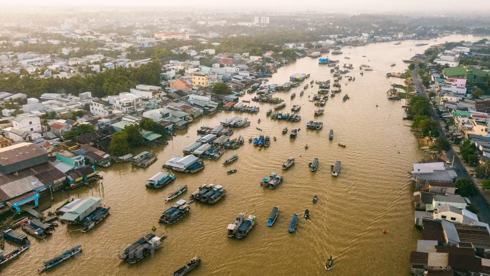 Cai Rang floating market in Can Tho city is a fantastic tourism hotspot in the Mekong Delta. The market is the biggest of its kind in the Mekong Delta where trading on waterways has been a way of life for generations. It has been chosen as one of the 10 most impressive markets in the world by UK magazine Rough Guide. It was the only Southeast Asian representative to break into the list. 'Visiting the floating market in Cai Rang is a must-do activity when in Mekong Delta. A huge spread of produce is on sale from a fleet of brightly coloured boats. Most traders advertise their wares from the top of a long pole attached to their vessel,' UK magazine Rough Guides stated. (Photo: Minh Son/Vietnam+)