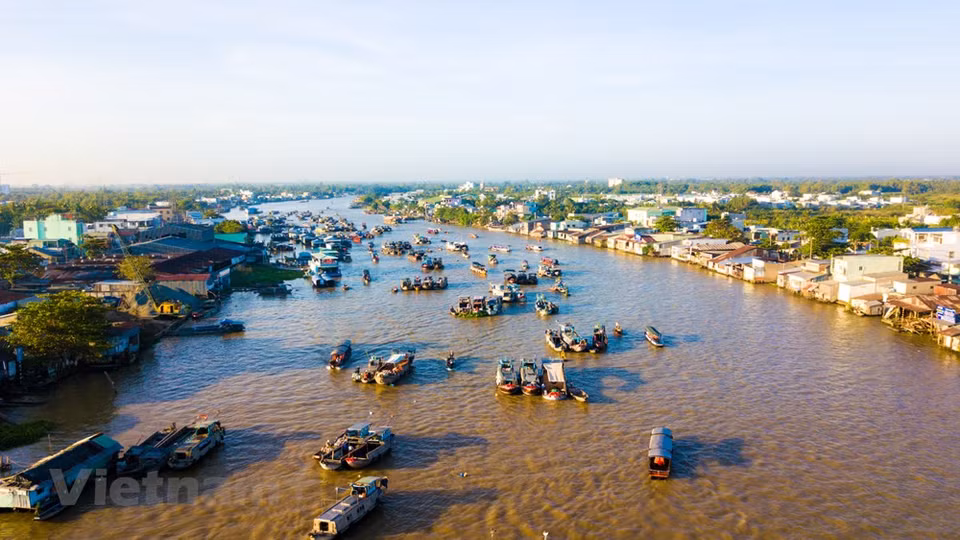 The floating market is located on Can Tho River (part of Hau River), Cai Rang District – about 6 km away from the centre of Can Tho City in the direction to Soc Trang, or around 45 minutes away from Ninh Kieu Quay by boat. In 2016, Cai Rang Floating Market was recognized as a national intangible cultural heritage. The market was also elected as one of the most impressive markets in the world by UK’s Rough Guide. Once you visit Mekong, floating market is a kind of things should not miss in your travel plan. To experience Cai Rang at its best, get up early and take a boat trip, it is really worth for your day visit. (Photo: Minh Son/Vietnam+)
