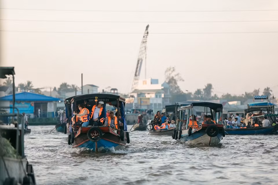 Cai Rang Floating Market is definitely a must-visit destination with eye-opening activities to do, but getting there and being able to immerse into an authentic floating market experience could be a real challenge for many foreign visitors. In 2016, the market attracted more than 50,000 domestic and foreign tourists. The market opens every day from dawn to about 8 to 9 am. Small boats serving as floating convenient stores and restaurants for locals and visitors create a lovely feature of the market. As soon as first rays of the sun hit, boats with signature agriculture products of the Mekong Delta area gather at the Cai Rang floating market. (Photo: Minh Son/Vietnam+)