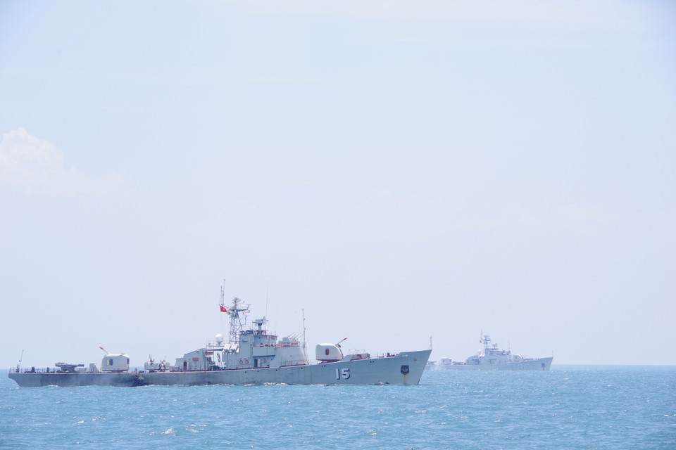 Naval Region 2 Command carries out training activities with live ammunition firing at sea. (Photo: VNA)