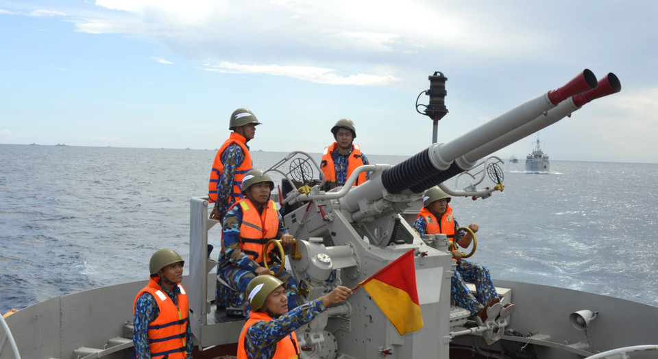 Naval Region 2 Command units join training course with live ammunition firing at sea. (Photo: VNA)