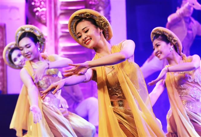 The show offers special performances by famous artists both at home and aboard, praising the homeland and featuring the warm Tet atmosphere from across the country. (Photo: VNA)
