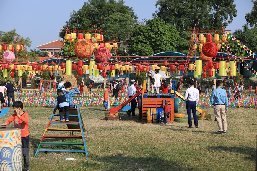 Visitors experience Vietnamese Tet (Lunar New Year) festival atmosphere through folk games at Thang Long Imperial Citadel. (Photo: VNA)