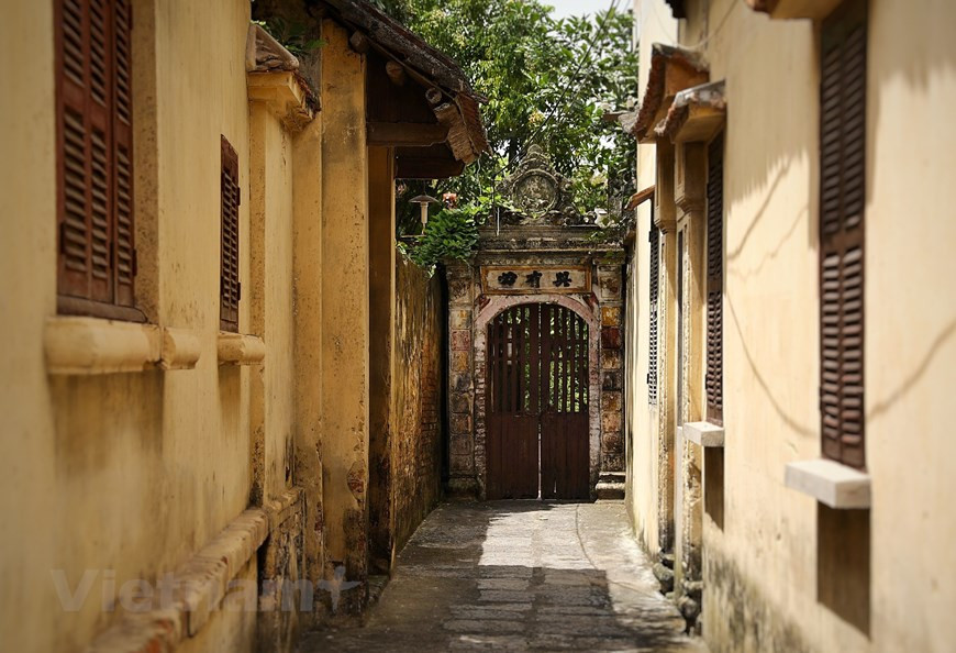 Many people still live old houses of over 100 years ago in the Cuu Village. However, there are a few abandoned villas without owners. (Photo: Vietnam+)