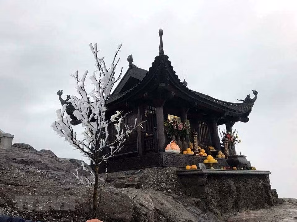 On January 8-9, cold air combined with drizzle rain in some high mountainous areas of Quang Ninh province pushed the temperature down. Ice appears at the top of Cao Ly mountain and the top of Dong pagoda (Photo: VNA)