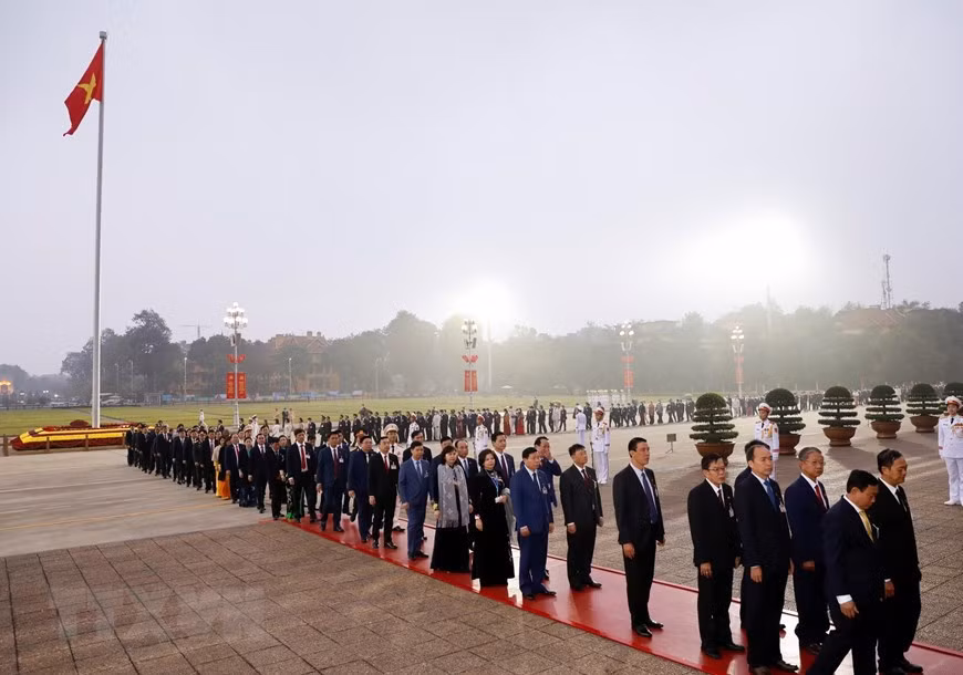 Delegates attending the 13th Party Congress pay tribute to President Ho Chi Minh at his mausoleum. (Photo: VNA)
