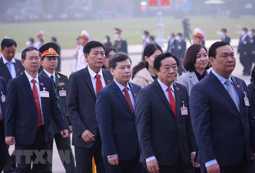 Delegates attending the 13th Party Congress pay tribute to President Ho Chi Minh at his mausoleum. (Photo: VNA)