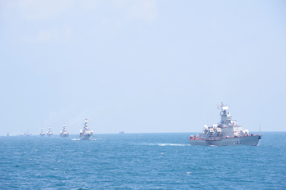 Naval Region 2 Command carries out training activities with live ammunition firing at sea. (Photo: VNA)