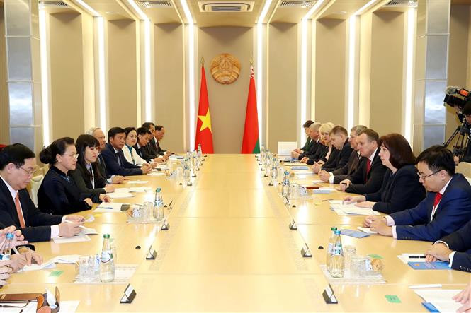 Talks were held at Minsk capital on Dec. 12 afternoon (local time) between the visiting National Assembly Chairwoman Nguyen Thi Kim Ngan and Chairwoman of the Council of the Republic of the National Assembly of Belarus Natalia Kochanova (Photo: VNA)