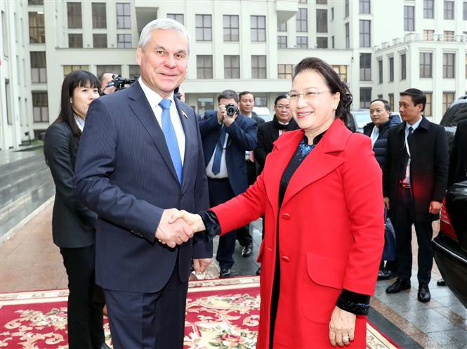Chairman of the House of Representatives of the National Assembly of the Belarus Vladimir Andreichenko welcomes National Assembly Chairwoman Nguyen Thi Kim Ngan before their talks on December 12 afternoon in Minsk (Photo: VNA)