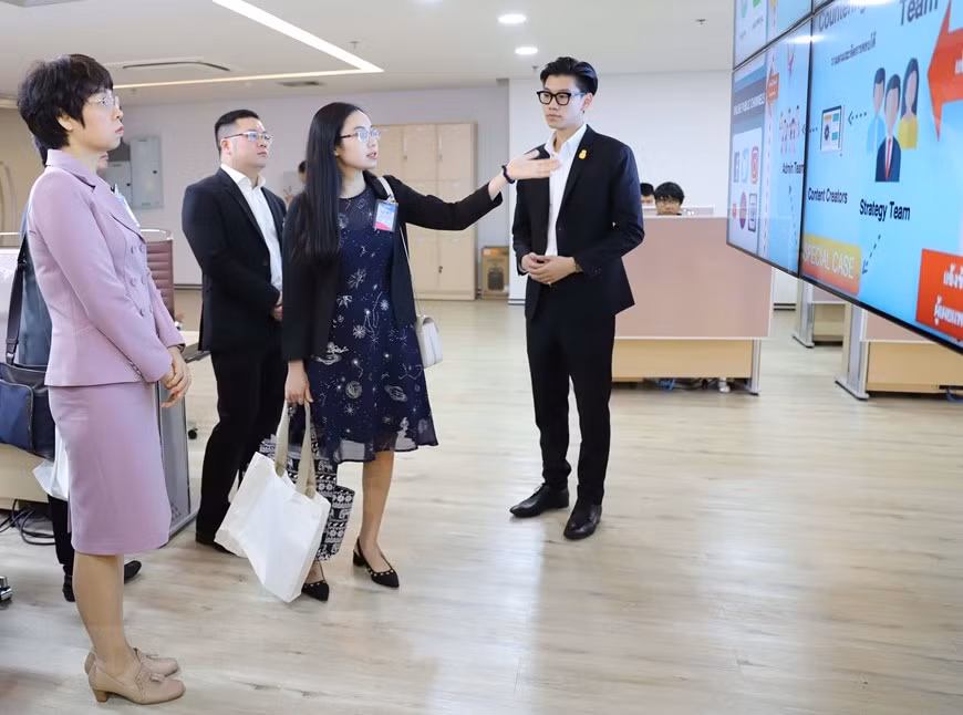 VNA Deputy General Director Vu Viet Trang and the VNA delegation visit the Thai Government’s anti-fake news centre at the Ministry of Digital Economy and Society (Photo: VNA)