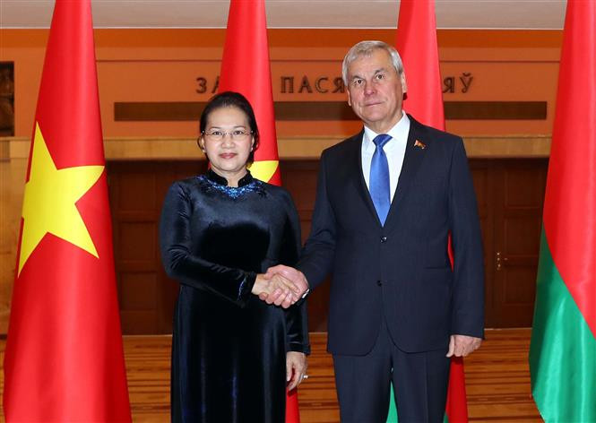 National Assembly Chairwoman Nguyen Thi Kim Ngan and Chairman of the House of Representatives of the National Assembly of the Belarus Vladimir Andreichenko before their talks (Photo: VNA)