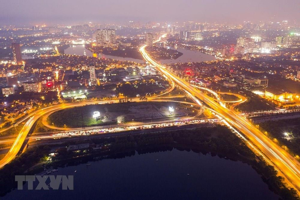 After the master plan on reconstruction of the capital city was approved in 2011, Hanoi has seen fast development of modern new urban centers and traffic routes (Photo: VNA)