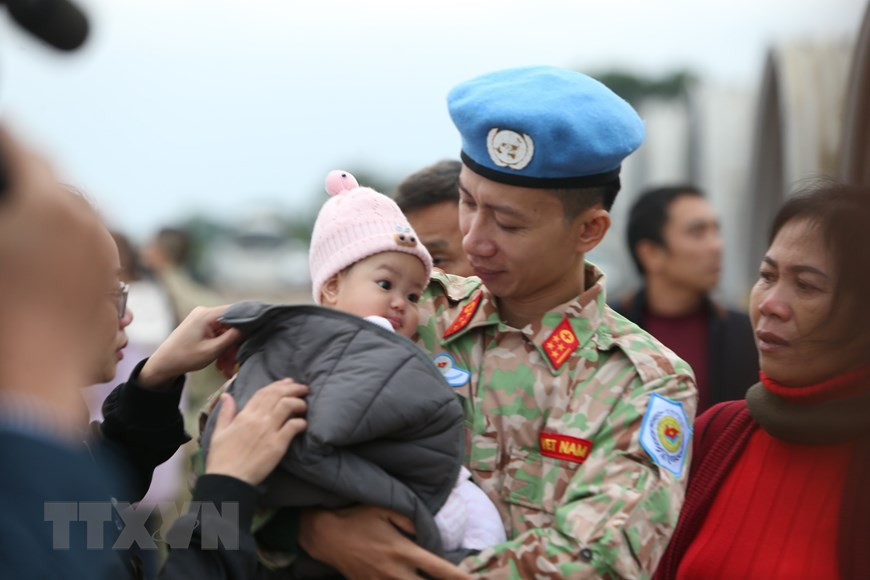  Captain Nguyen Van Quynh bids farewell to his relatives at Noi Bai International Airport in Hanoi before leaving for mission in South Sudan (Photo: VNA)