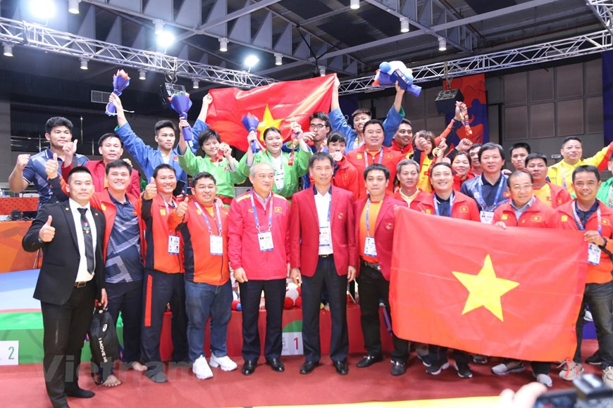 Earlier on December 1, fighter Tran Thuong earned a gold medal in men’s -90 kg event, while Hoang Thi Tinh blasted another in the women’s -52 kg category after beating her rival from the Philippines, helping the Vietnam’s kurash team win up to seven of ten gold medals of this game (Photo: VNA)