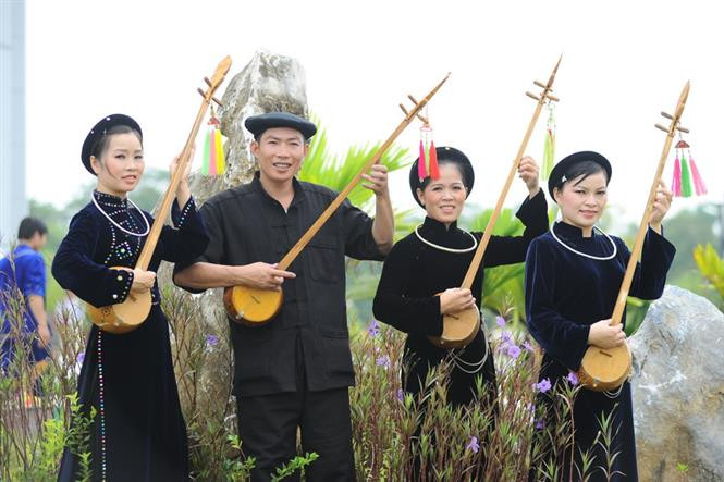 Artisan Ma Van Truc in Ba Be district, Bac Kan province performs Then singing (Photo: VNA)