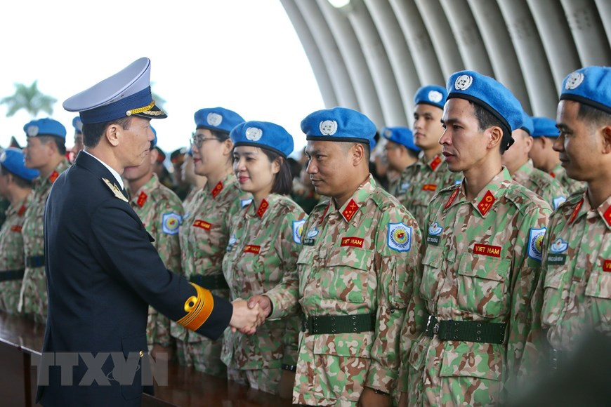 Rear Admiral Nguyen Trong Binh (L), Deputy Chief of the General Staff of the Vietnam People’s Army, bids farewell to soldiers who will leave for South Sudan (Photo: VNA)