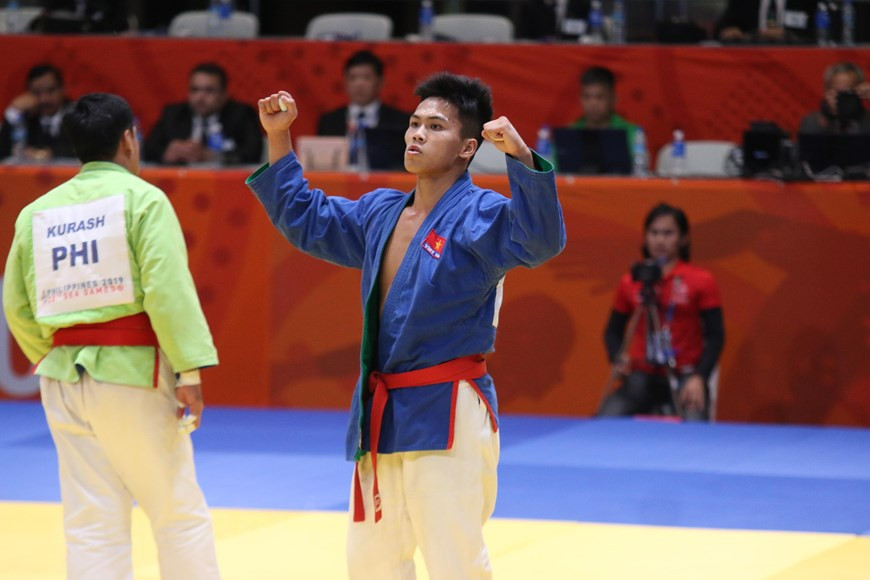 Vu Ngoc Son beats his Philippines rival in the men’s -73kg final (Photo: VNA)