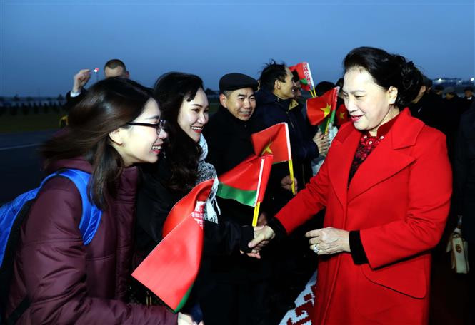 Welcome ceremony for National Assembly Chairwoman Nguyen Thi Kim Ngan at Minsk international airport on December 12 (Photo: VNA)