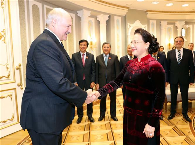 Belarusian President Alexander Grigoryevich Lukashenko (L) greets National Assembly Chairwoman Nguyen Thi Kim Ngan (Photo: VNA)