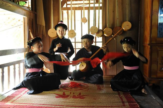 Artisan Ha Van Thuan teaches his grandchildren ancient Then tunes (Photo: VNA)