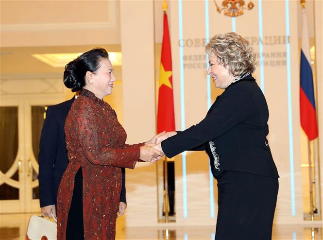Chairwoman of the Federation Council Valentina Ivanovna Matviyenko (R) welcomes National Assembly Chairwoman Nguyen Thi Kim Ngan (Photo: VNA)
