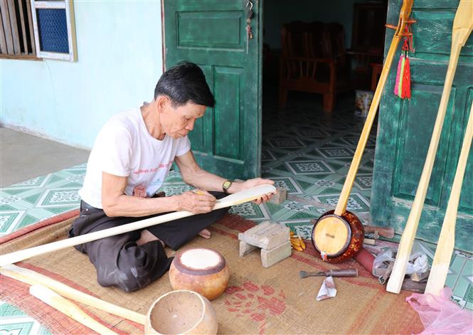 Artisan Luu Xuan Lai, 70, in Dong Uan hamlet, Phuc Chu commune, Dinh Hoa district is one of the three artisans in Thai Nguyen province who was awarded the title "Excellent Artist" by the State (Photo: VNA)
