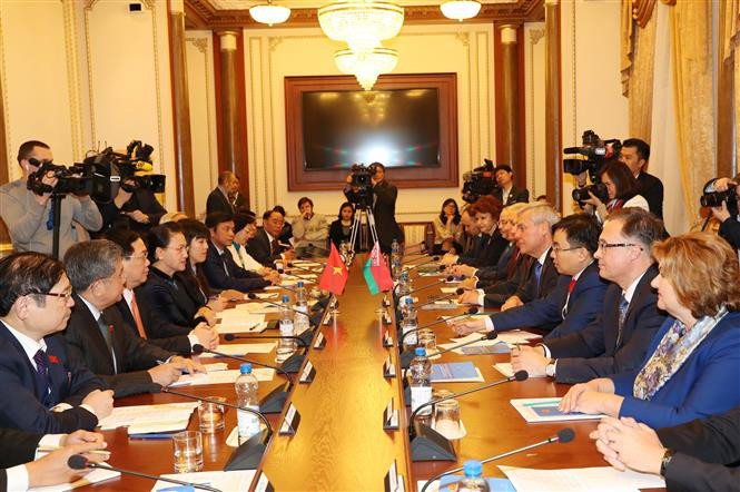 Talks between the visiting National Assembly Chairwoman Nguyen Thi Kim Ngan and Chairman of the House of Representatives of the National Assembly of the Belarus Vladimir Andreichenko, Dec. 12 afternoon (local time) (Photo: VNA)