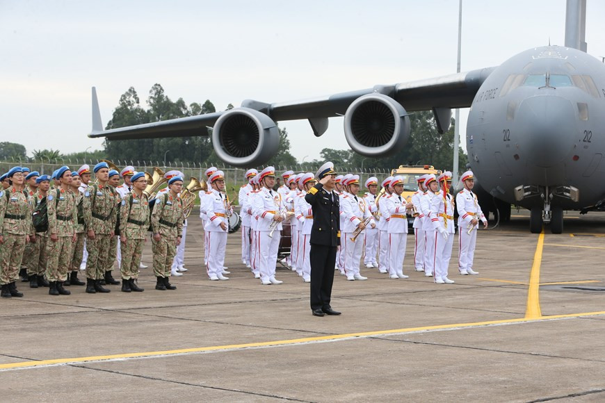 The first batch of the staff of the hospital to South Sudan are transported on a C-17A Globemaster III (Photo: VNA)