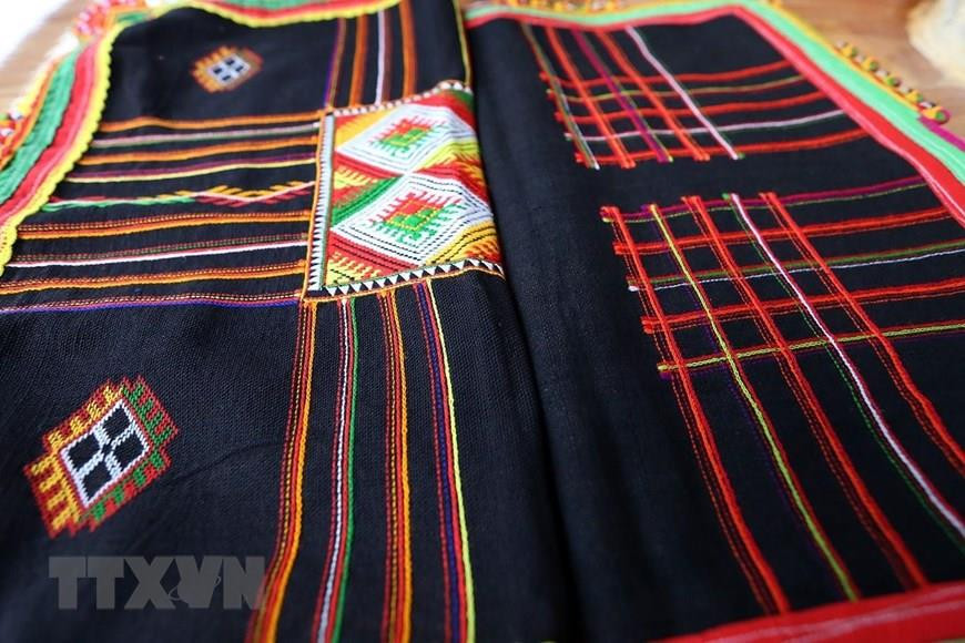 The basic material is cotton thread. Every step of the process of making pieu scarf is done by hand, from spinning and dying to weaving and embroidery (Photo: VNA)