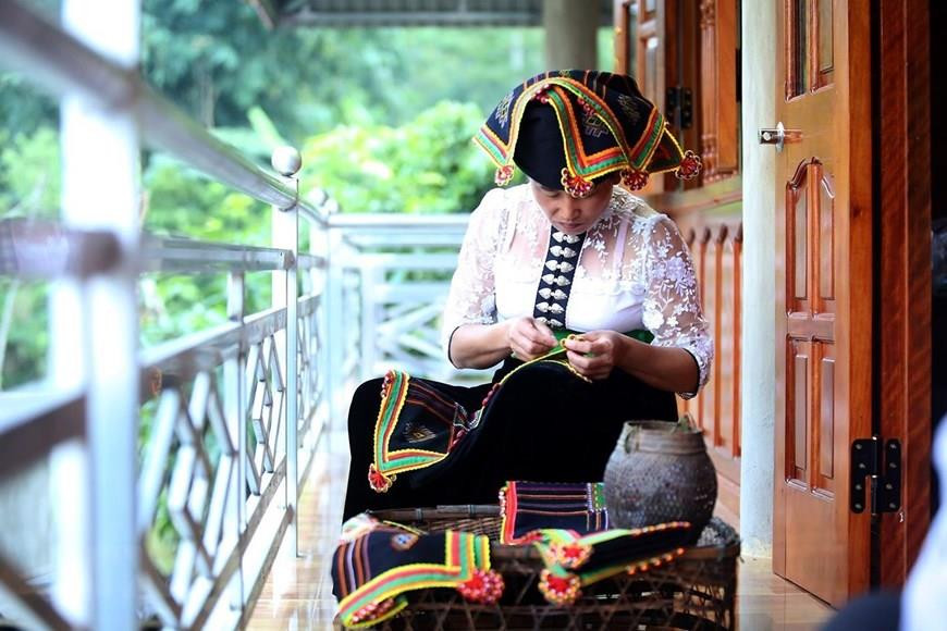 Thai girls learn to embroider by studying traditional scarf patterns from the age of six or seven. Making their own pieu scarf is seen as both good practice for their skills and also as a first step towards becoming independent in life (Photo: VNA)