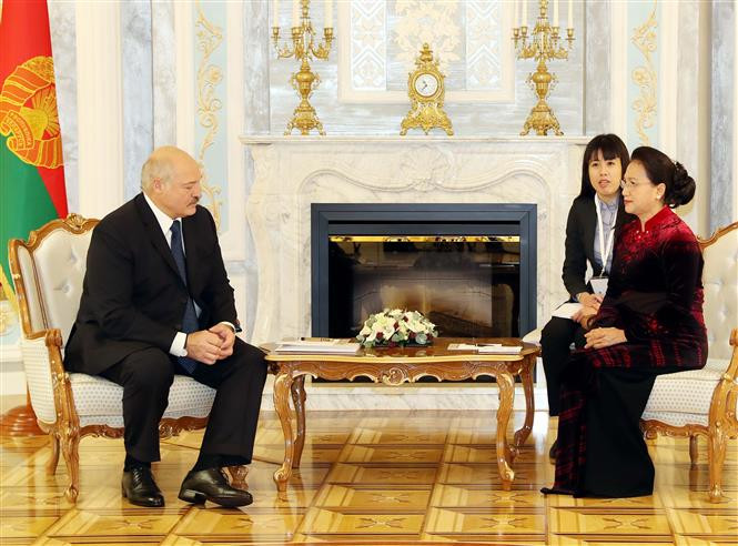 National Assembly Chairwoman Nguyen Thi Kim Ngan and Belarusian President Alexander Grigoryevich Lukashenko at their meeting in Minsk on December 12 (Photo: VNA)