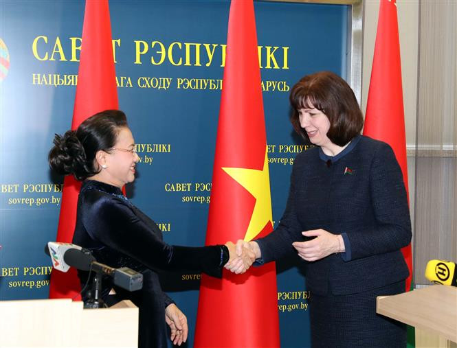 National Assembly Chairwoman Nguyen Thi Kim Ngan and Chairwoman of the Council of the Republic of the National Assembly of Belarus Natalia Kochanova at the press conference after their talks (Photo: VNA)