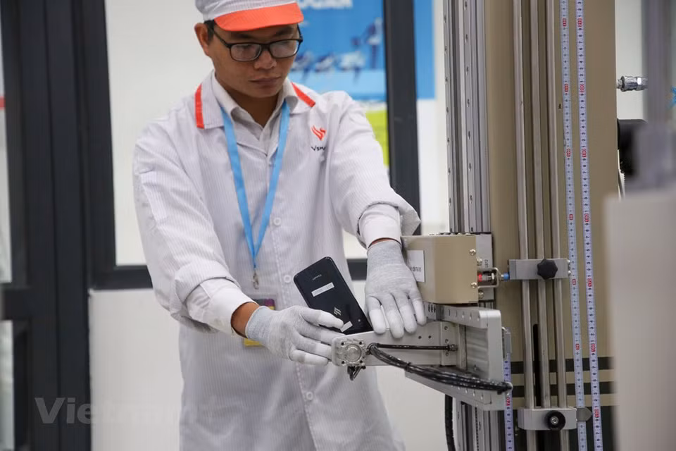 Product tests on assembly lines are done entirely by robots, to ensure accuracy and product quality (Photo: Minh Son/Vietnam+)