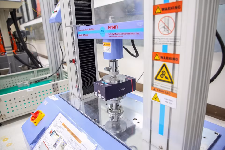 The machine case is tested for durability to meet the production standard (Photo: Minh Son/Vietnam+)