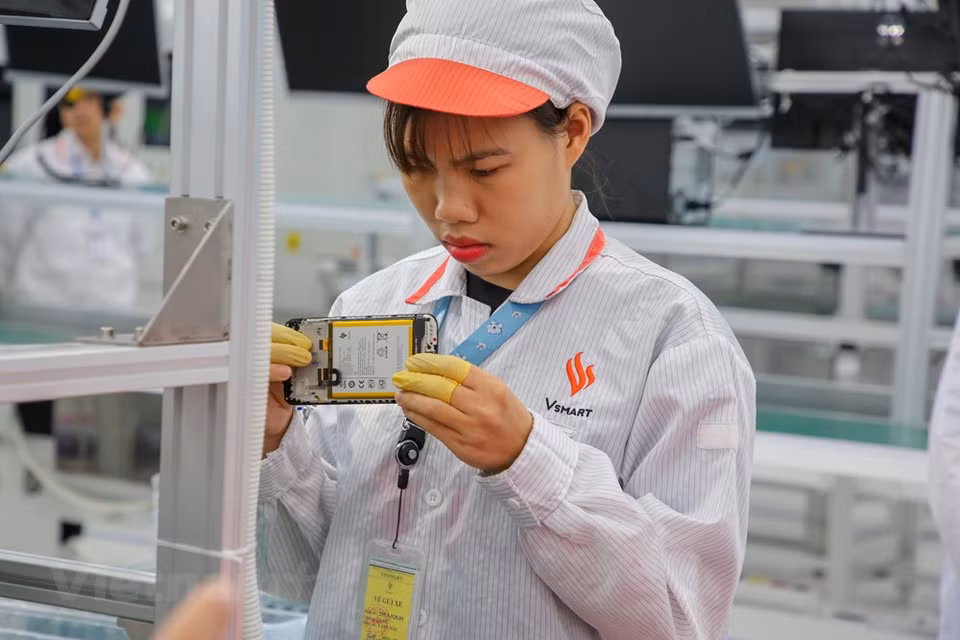 VinSmart approaches domestic and international suppliers of chipsets, components and accessories to master the supply chain, control the quality of manufacturing smart electronics before launching them on the market (Photo: Minh Son/ Vietnam+)