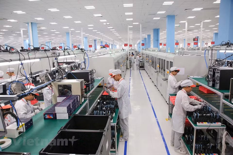 A year since its establishment, VinSmart has built factories in Hai Phong and Hoa Lac, cooperated with global technology and industry leaders such as Qualcomm and Google, and launched eight models of smartphones (Photo: Minh Son/Vietnam+)