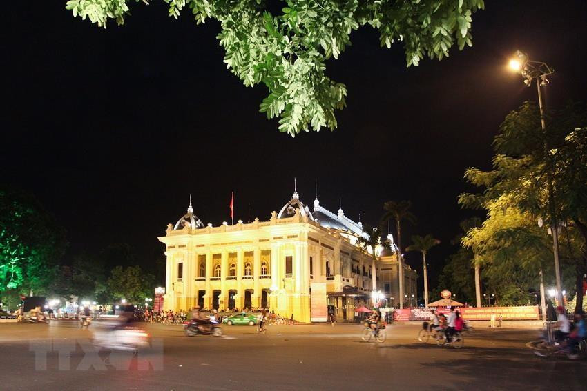 The Hanoi Opera House has been a rendezvous for those who love theatrical performance and traditional songs and music, symphonies, opera and classical opera. It is also a tourist attraction for local and foreign visitors (Photo: VNA)
