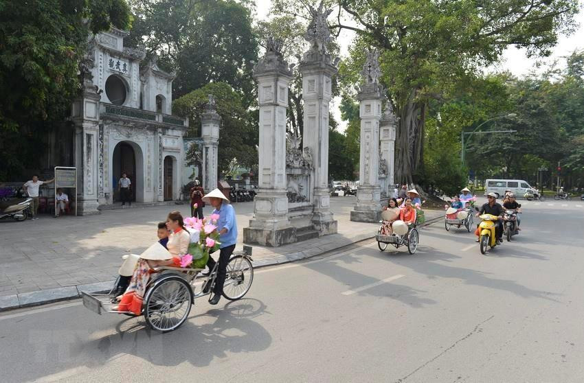 Tourists take pedicab rides discovering Hanoi (Photo: VNA)