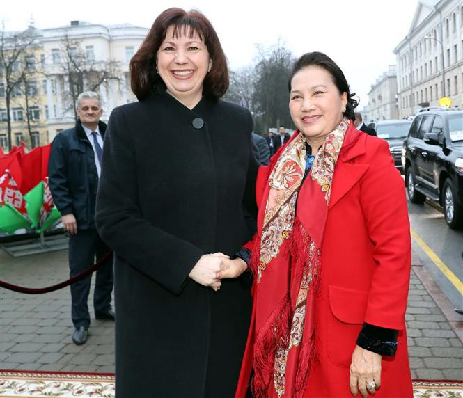 Chairwoman of the Council of the Republic of the National Assembly of Belarus Natalia Kochanova (L) greets National Assembly Chairwoman Nguyen Thi Kim Ngan before their talks on December 12 afternoon in Minsk (Photo: VNA)