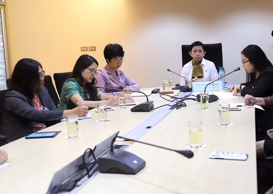 VNA Deputy General Director Vu Viet Trang has a working session with the Telephone Organisation of Thailand that manages anti-fake news centre (Photo: VNA)